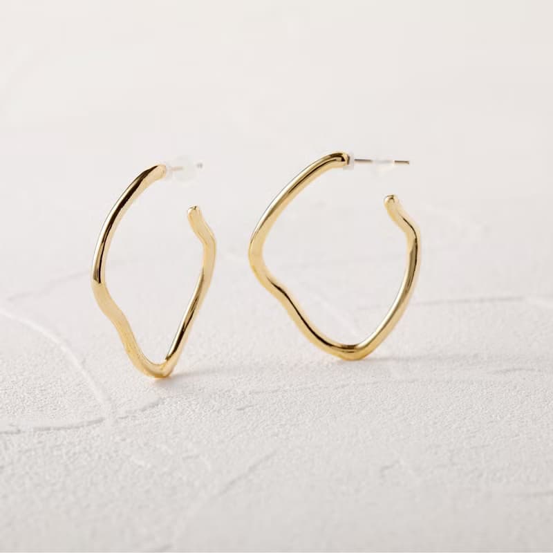 wave line pierced earring GD　ニッケルフリークリスタルポストピアス　おしゃれなシンプルデザイン 　ゴールド