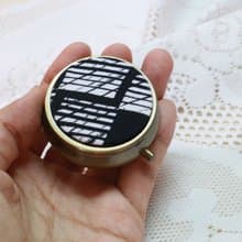 黑與白 古銅款 圓形 分格藥盒 迷你 隨身攜帶 小物 收納盒 藥盒