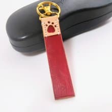本革ー肉球キーホルダー手縫い―赤の本体に生成り肉球