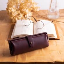 Paka-glass Slim #Plum イタリアンレザーの眼鏡ケース【入学祝】【就職祝】【カスタム可能なギフト】