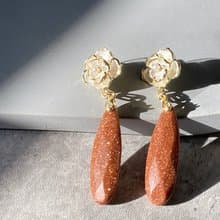 【玫瑰金沙。耳針】金砂石、金邊白玫瑰、手工彩釉|單品保證