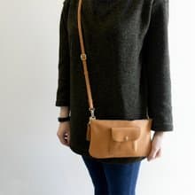 ファスナー付き 横型スマホポシェット 【シュリンクレザー 】スマホポシェット キャメル 母の日 HS29K