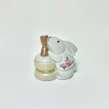 餅つきウサギの小さなフィギュリン