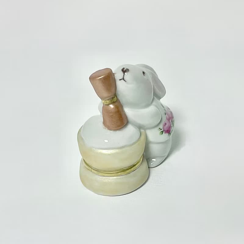 餅つきウサギの小さなフィギュリン