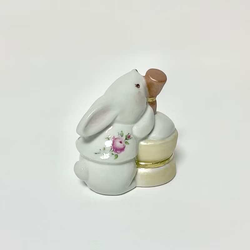 餅つきウサギの小さなフィギュリン