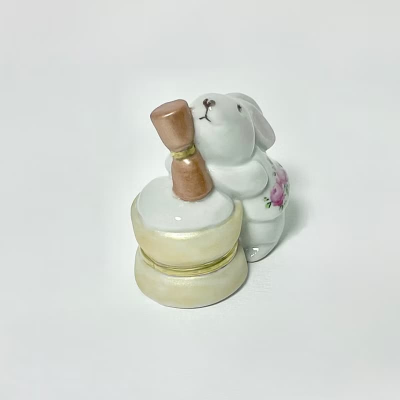 餅つきウサギの小さなフィギュリン