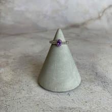 |鑲嵌珠寶| 紫水晶  鑲嵌寶石四爪橢圓形雙邊開口戒指 一物一圖