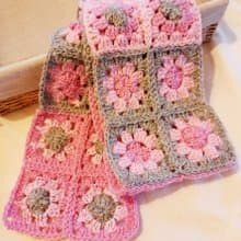 小姊姊的花花織片。圍巾