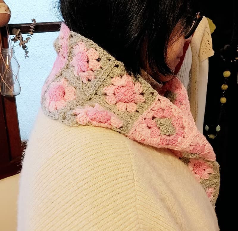 小姊姊的花花織片。圍巾