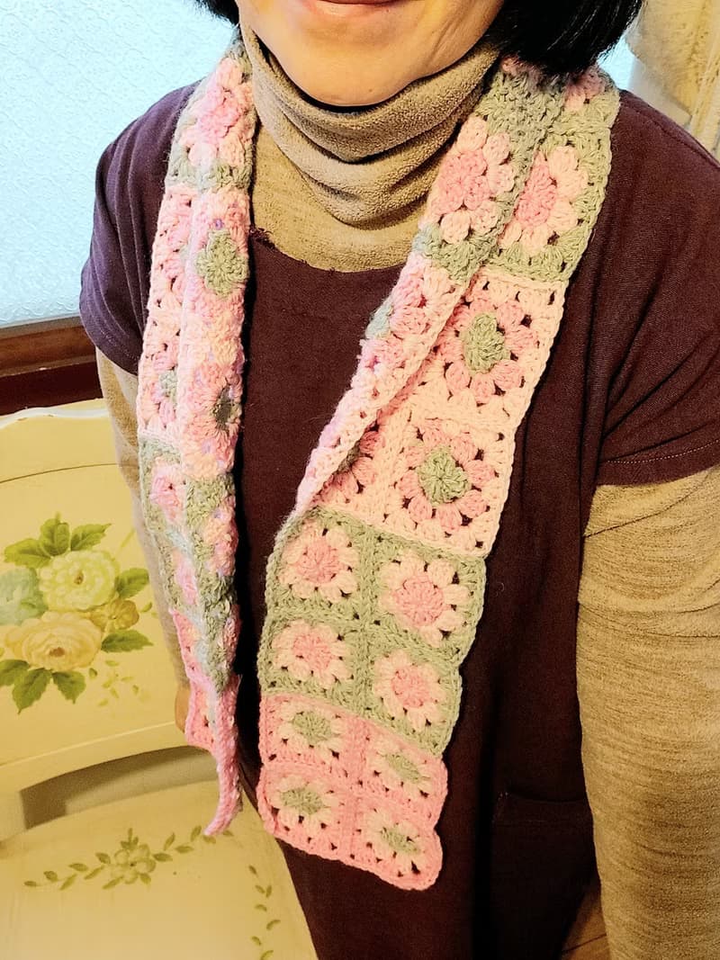 小姊姊的花花織片。圍巾