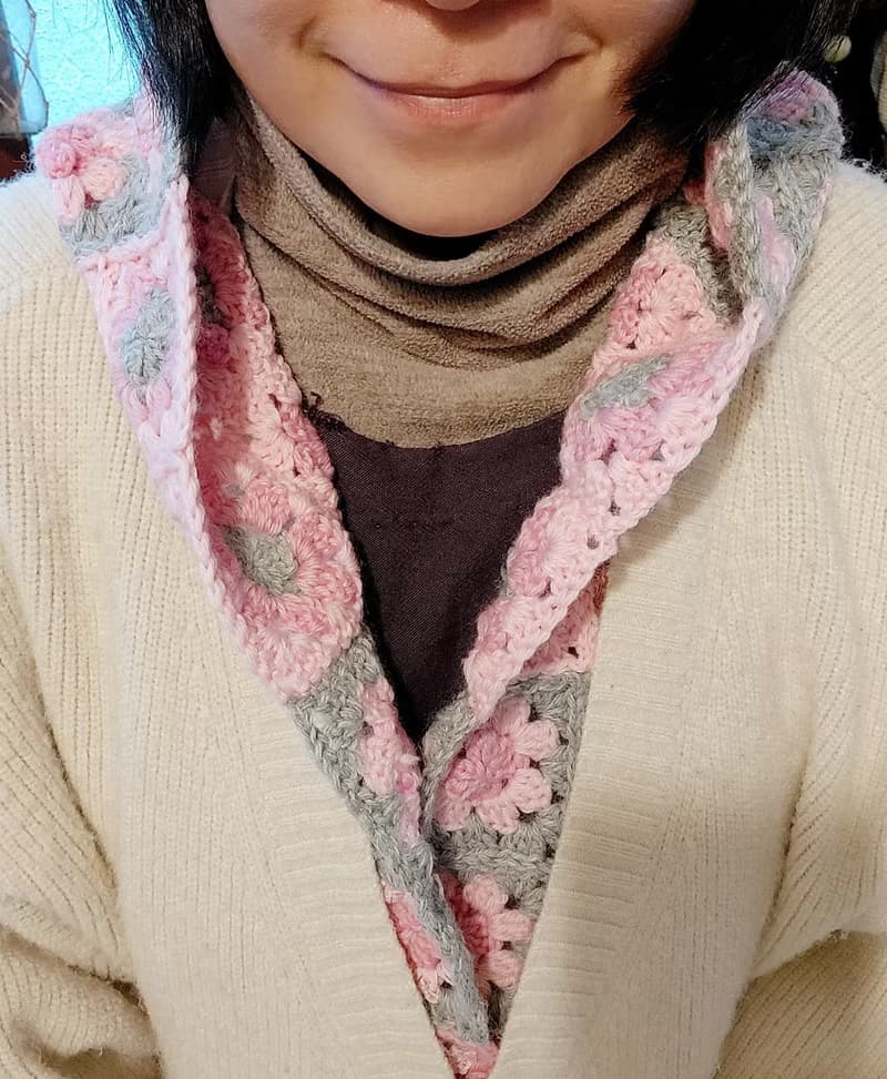 小姊姊的花花織片。圍巾
