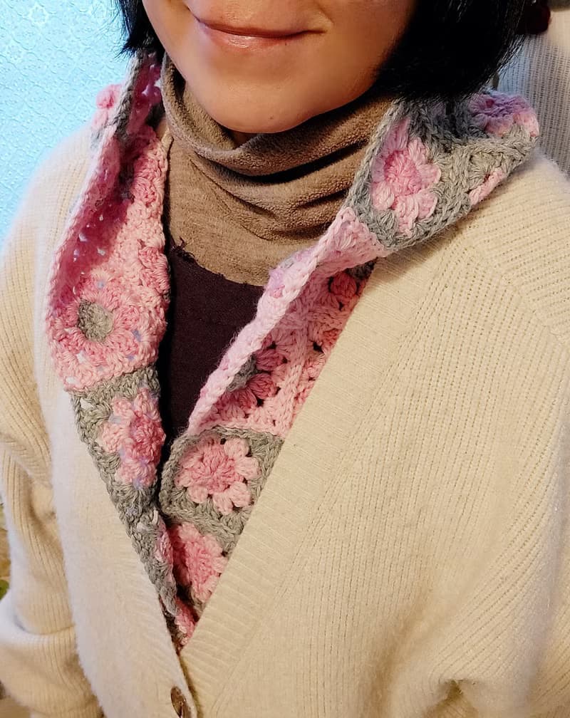 小姊姊的花花織片。圍巾