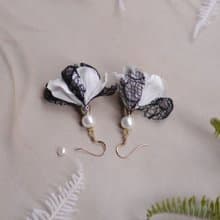 Ligeia 氣質黑白蕾絲綢緞層次棉花珍珠耳環