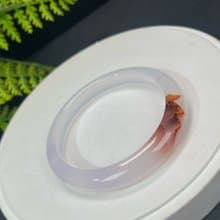 精品 白色 瑪瑙手鐲 59MM 冰潤起剛飄朱砂花 玉髓手環 心靈凈化