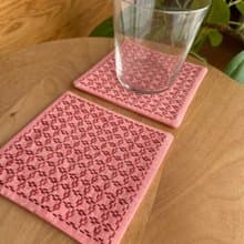 刺し子コースター2枚セット　方眼　赤　シンプル　刺繍　プレゼント　洗える　カフェ雑貨　コーヒー　紅茶　キッチン用品　布コースター　ささやかな贈り物　刺繡杯墊