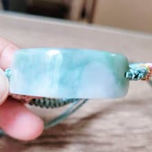 【親翠】天然翡翠 白底果綠飄花手牌