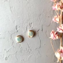 淡色 お花 絵付 金継ぎ 陶器 ピアス イヤリング ノンホールピアス ゴールド 金 ホワイト 白 水色 ライトブルー 小ぶり 小さい オフィス シンプル ギフト