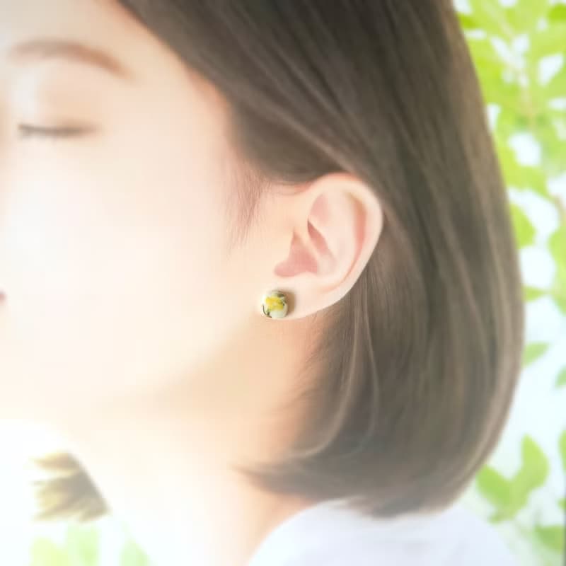 アカシア 絵付 陶器 金継ぎ ピアス イヤリング ノンホールピアス 花 4月誕生花 お花 黄色 イエロー ゴールド 金 グリーン 緑 小ぶり 小さい スクエア