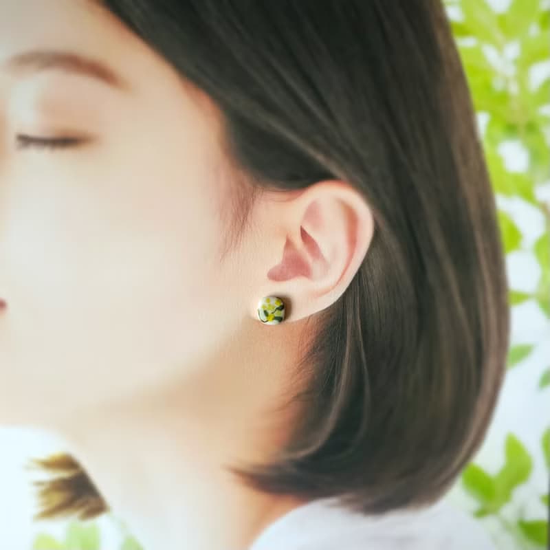 アカシア 絵付 陶器 金継ぎ ピアス イヤリング ノンホールピアス 花 4月誕生花 お花 黄色 イエロー ゴールド 金 グリーン 緑 小ぶり 小さい スクエア