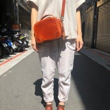 車車斜背包 Color: 深焦糖色  -植鞣皮革製-