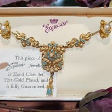 未使用過英國Exquisite 1950 年代鍍22CT金項鍊(附耳環原裝盒)聖