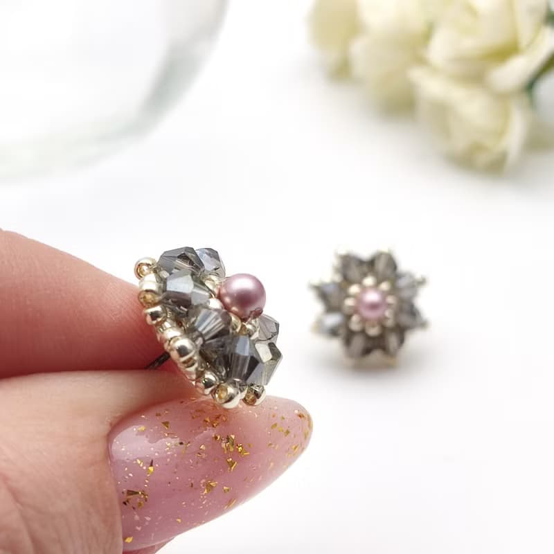 華麗耳環, 手作, 針式耳環, Gray stud earrings, Beaded stud earrings, Post Earrings