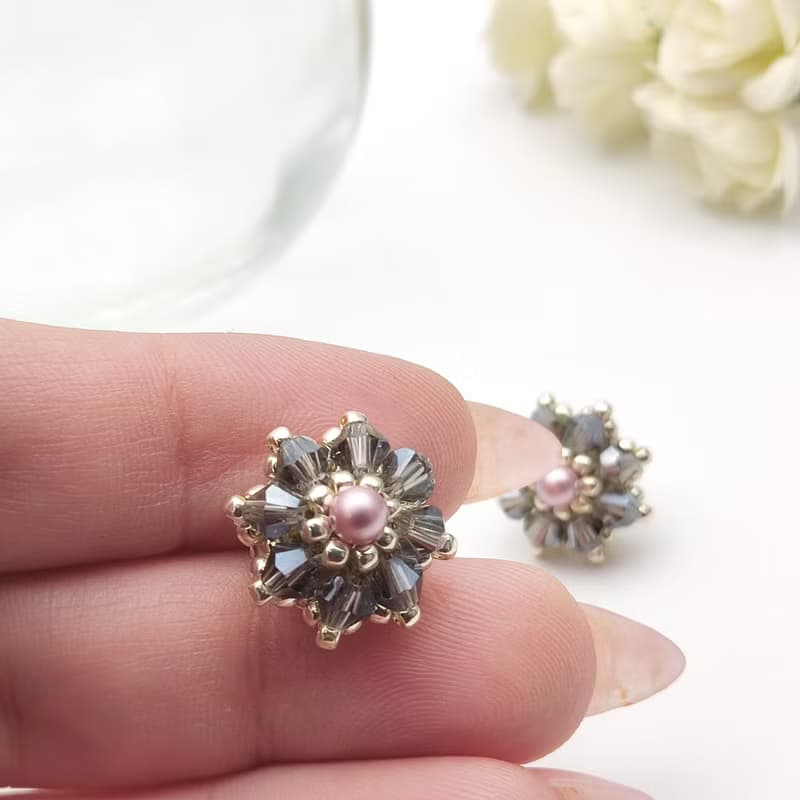 華麗耳環, 手作, 針式耳環, Gray stud earrings, Beaded stud earrings, Post Earrings
