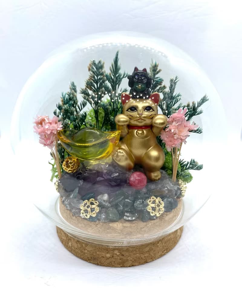 金色招財貓與金元寶/紫水晶/紅紋石珠-水晶公仔乾燥花擺設