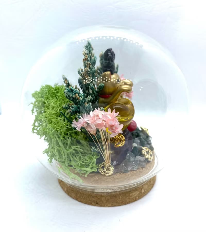 金色招財貓與金元寶/紫水晶/紅紋石珠-水晶公仔乾燥花擺設