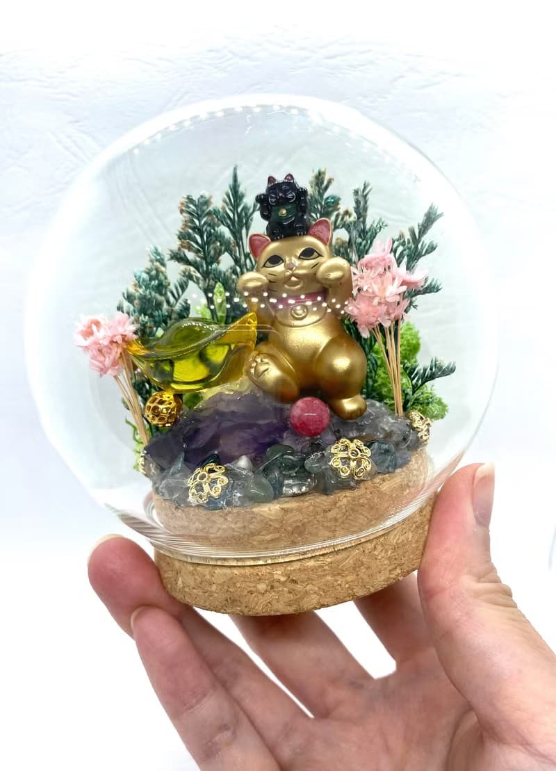 金色招財貓與金元寶/紫水晶/紅紋石珠-水晶公仔乾燥花擺設
