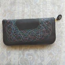 Pinkoi 代購 -  刺繡皮革錢包「Parade」黑色（牛皮）修身圓形拉鍊
