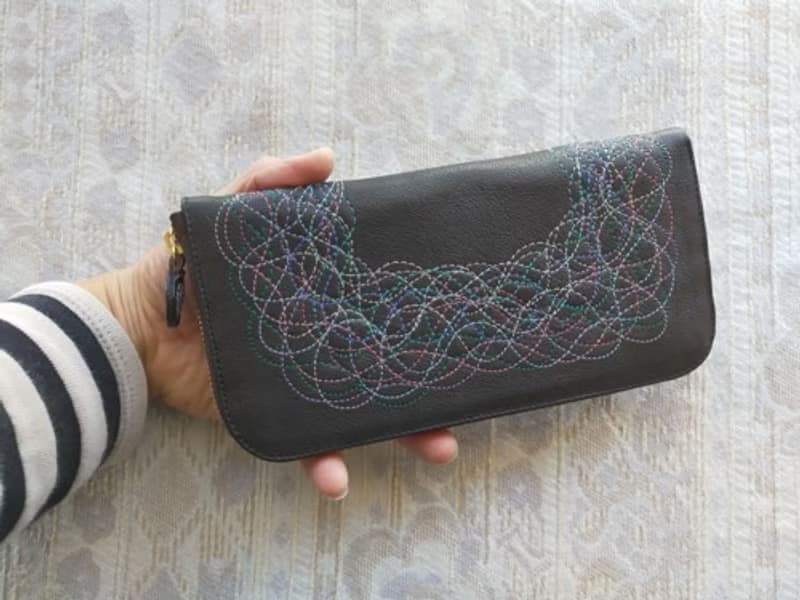 Pinkoi 代購 -  刺繡皮革錢包「Parade」黑色（牛皮）修身圓形拉鍊
