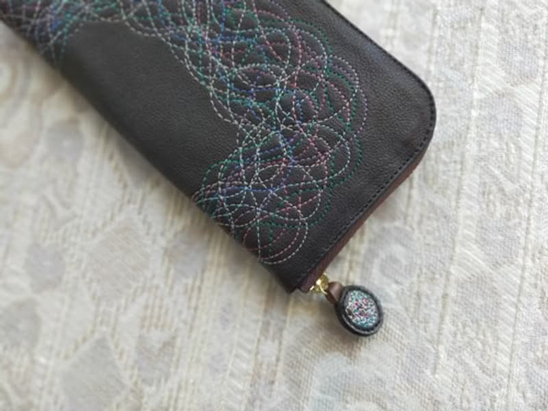 Pinkoi 代購 -  刺繡皮革錢包「Parade」黑色（牛皮）修身圓形拉鍊