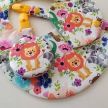 【5日內出貨】獅子與花兒 彌月禮物 圍兜  圓形平安符袋 圍兜
