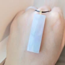 【親翠】天然翡翠 冰紫春帶彩撒烏雞18K金釦頭無事牌皮繩鎖骨鏈