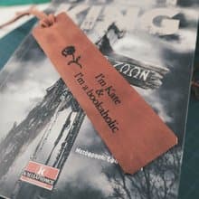 生月花卉皮革書籤 手工雕刻訊息與慢工書簽 讀者心意禮物