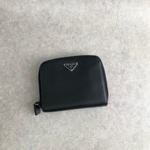【 日本直送　名牌中古包 】PRADA プラダ 財布 ブラック トライアングルロゴ サフィアーノレザー ラウンドファスナー vintage 5i3x78