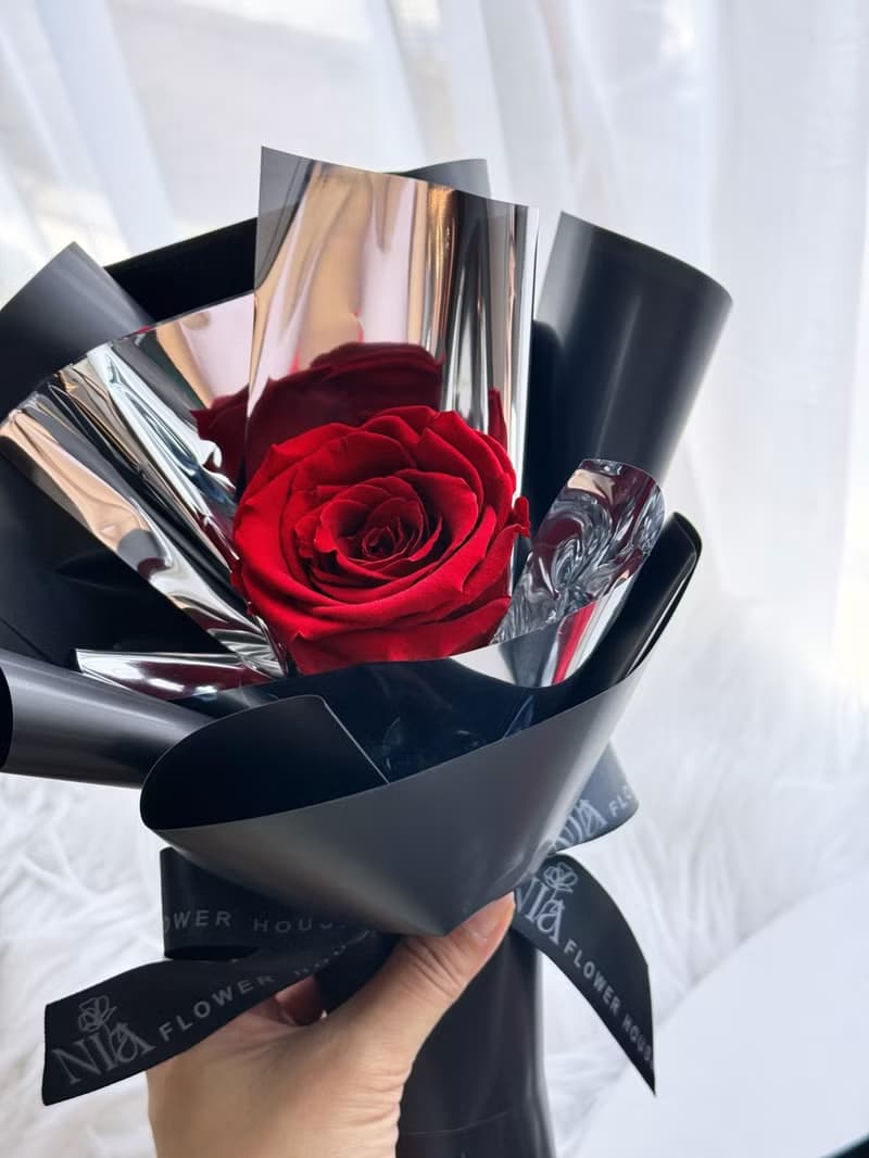 妮婭設計|快速出貨 單朵凌冽的紅永生小花束(主花為厄瓜多XL永生)