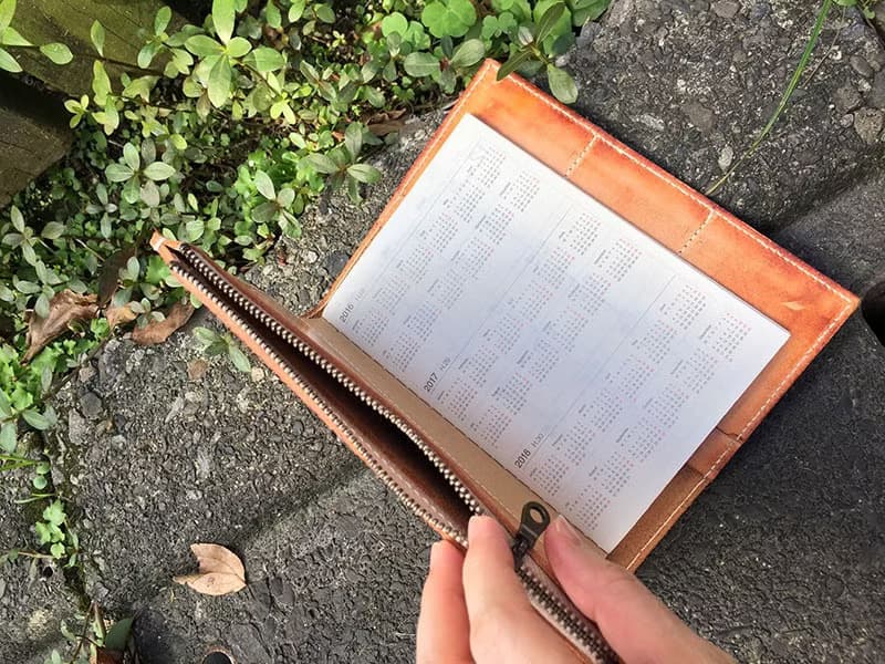 新版拉鍊書衣/筆記本套/多功能書套   color:燒焦咖.  -植鞣皮