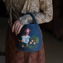軻人羊毛氈可愛鴨鴨手提水桶包女包手腕包日系文藝范百搭女生禮物