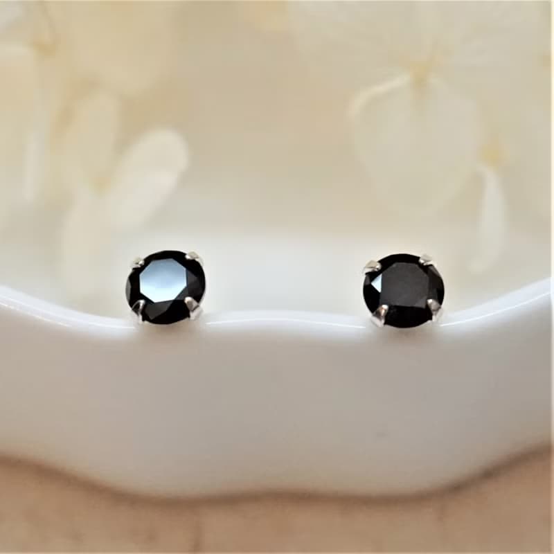 ll modo彩鋯耳針 ll 5mm黑色925銀耳針 - 一對 / 附銀耳堵