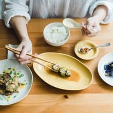 KOGA 許家陶器品 陶質六角腰子盤 (窯黃)