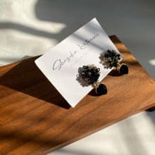 NIGHT STARS 黑色星辰珠繡耳環 【星月】