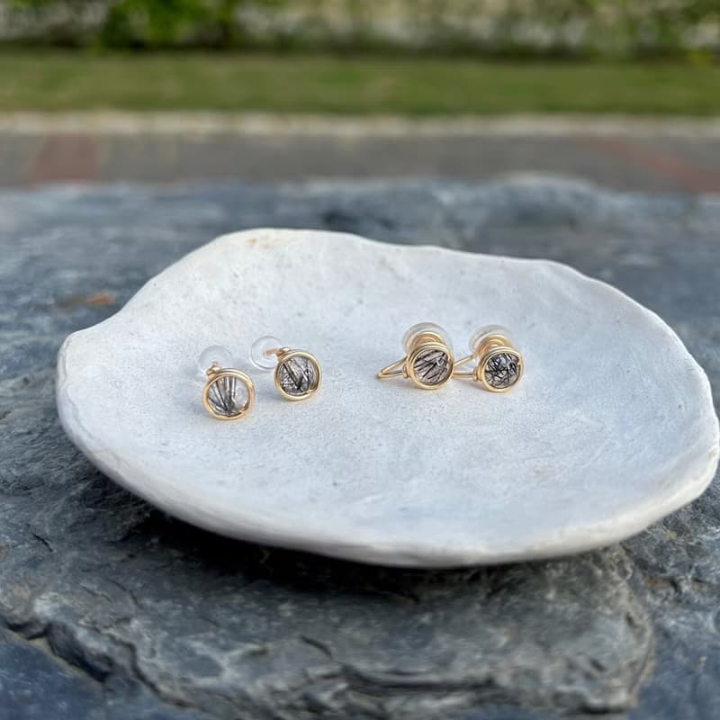 ll 6mm黑髮晶 ll 金線框耳針 無痛耳夾 / 一對 6A黑髮晶