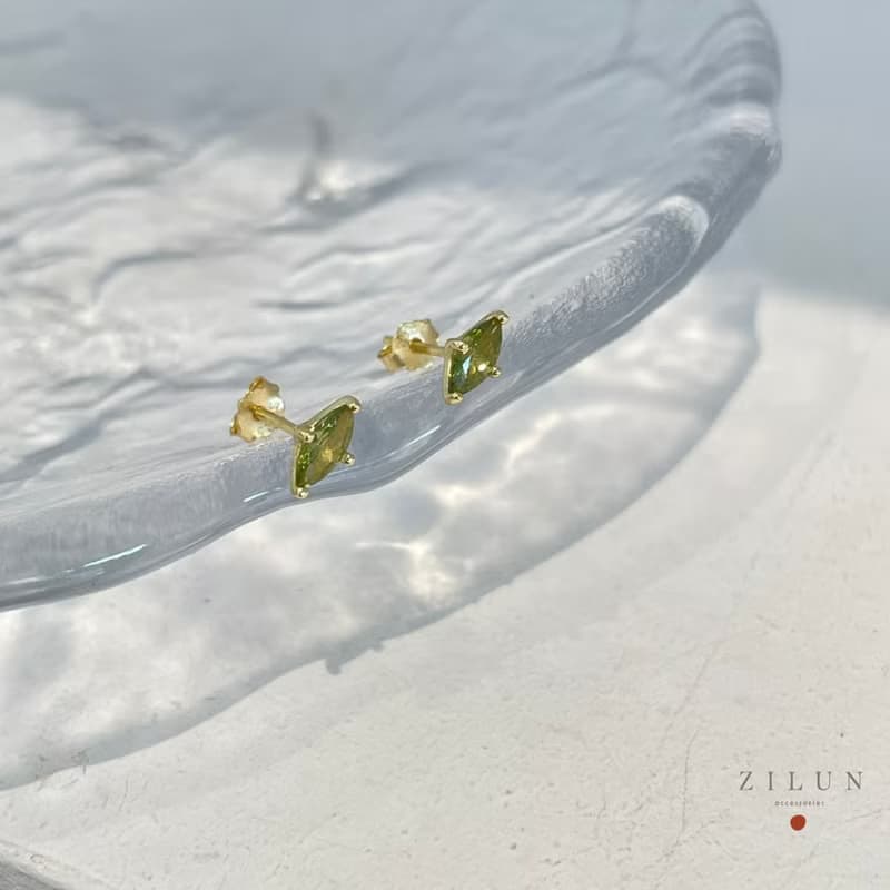 | 簡約 |橄欖綠 • 微鑲鋯石 • 耳針 • 純銀耳飾 • 925silver