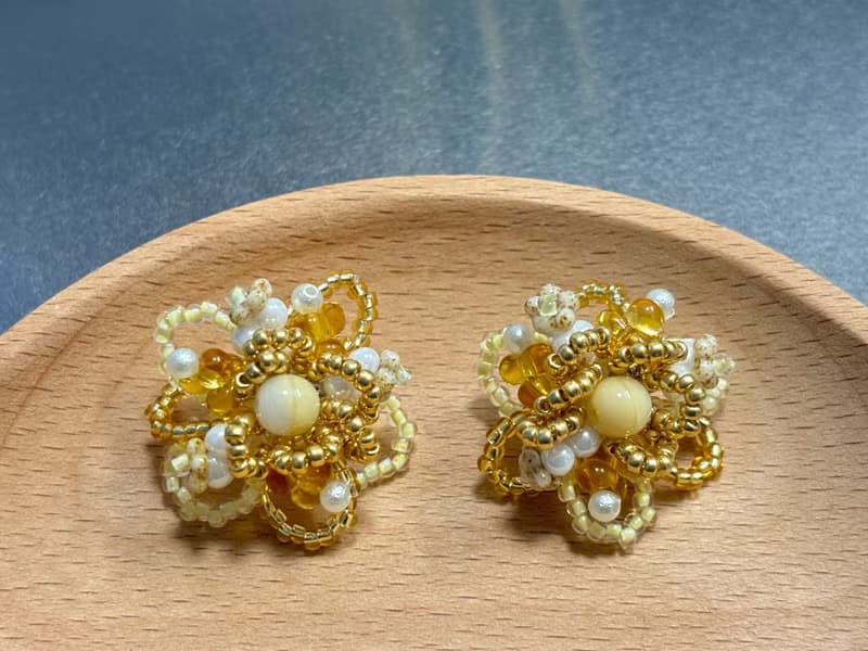 金雛菊 串珠花朵耳釘 手作串珠耳環 花朵耳飾