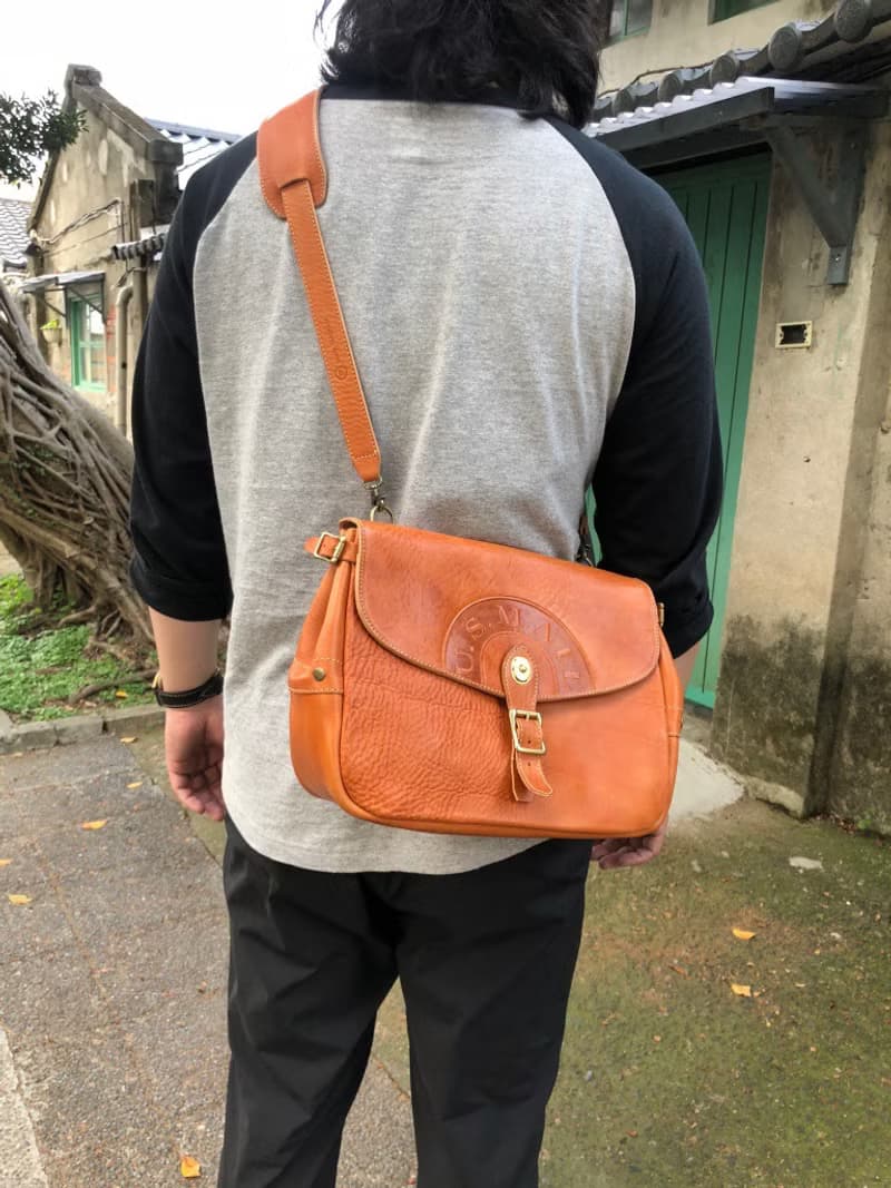 復古郵差包/斜背包  Size:L  植鞣牛革製