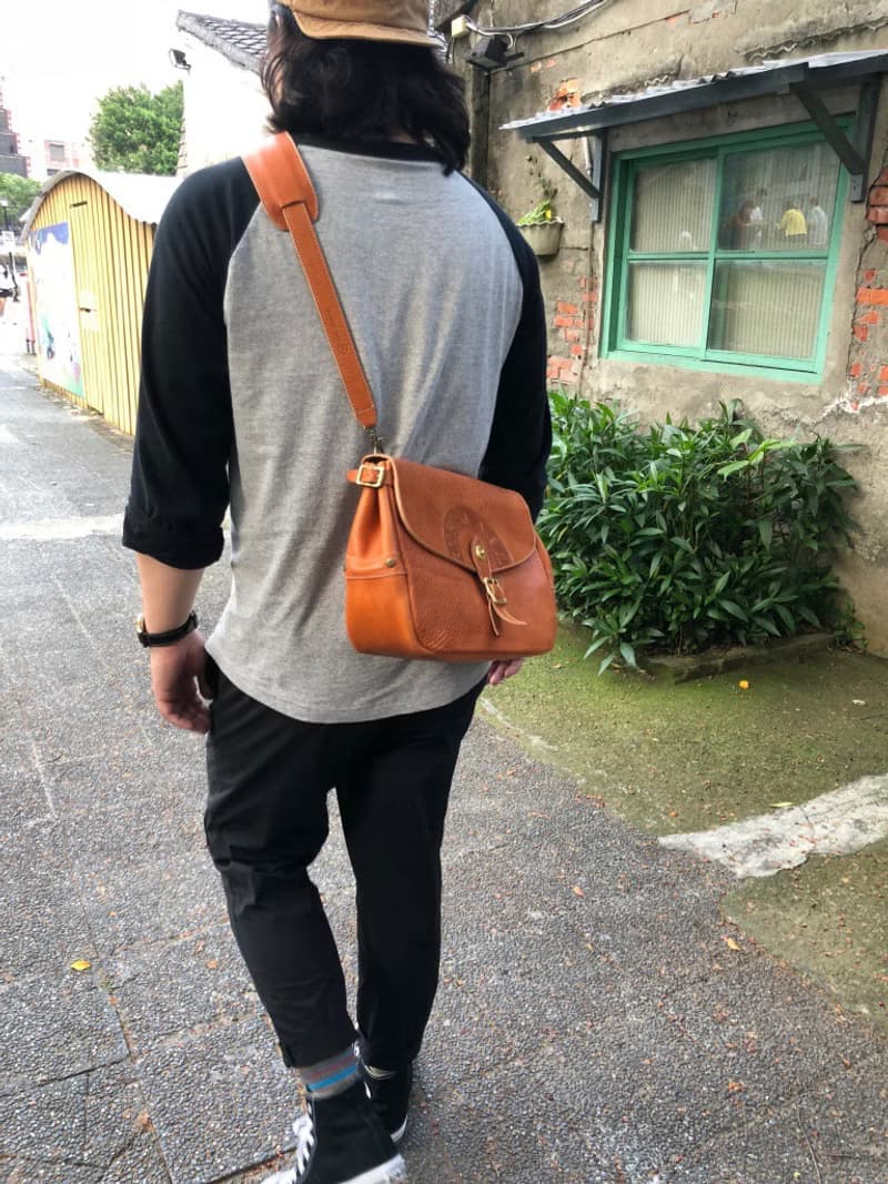 復古郵差包/斜背包  Size:L  植鞣牛革製