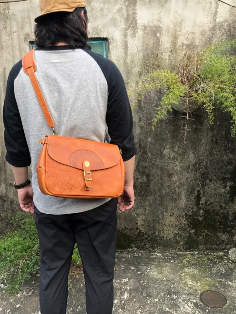 復古郵差包/斜背包  Size:L  植鞣牛革製