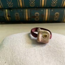 戒指 日本白瓷 自然釉色 無限看不膩色調 真皮革 藝術等級